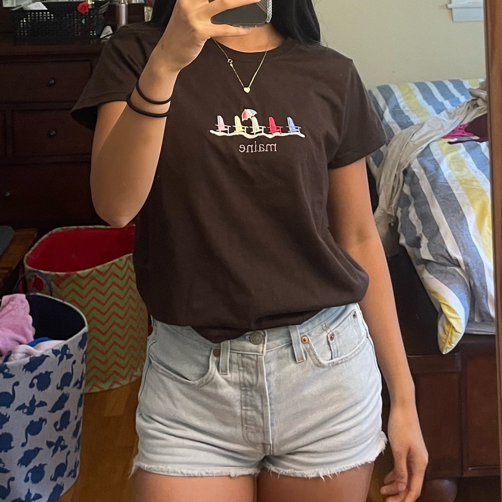 EMBROIDERED BROWN “MAINE” TSHIRT
